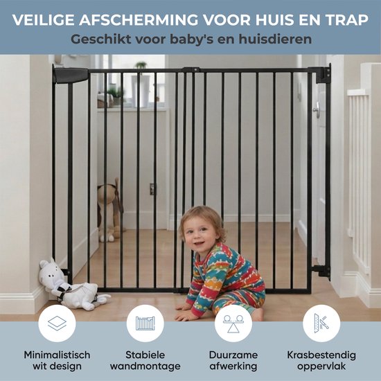 Baby zit op de vloer voor een zwart traphekje. Bevat iconen: minimalistisch wit design, stabiele wandmontage, duurzame afwerking, krasbestendig.
