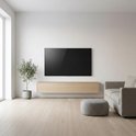 Moderne woonkamer met een zwarte tv aan de muur, zwevende houten kast, grijze poef en grijze bank.