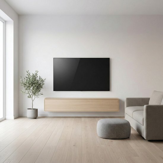Moderne woonkamer met een zwarte tv aan de muur, zwevende houten kast, grijze poef en grijze bank.