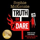 Boekomslag 'Truth or Dare' van Sophie McKenzie. Twee borden met 'TRUTH' en 'DARE'. Vlammen en een silhouet van een persoon op het linkerbord.