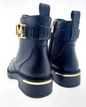 Achterkant van zwarte Mexx enkellaarzen met ritssluiting en gouden details.