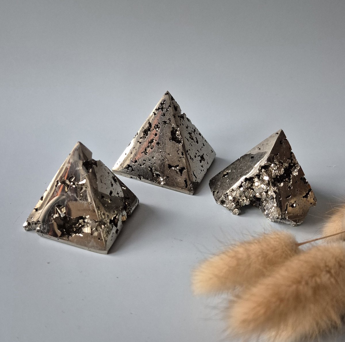 Hoge Kwaliteit Edelsteen Pyriet Piramide 4-5cm – Natuurlijke Druzy & Metallic Glans