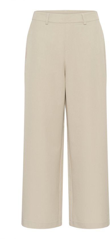 Voorkant van een beige broek met wijde pijpen, riemlussen en steekzakken.