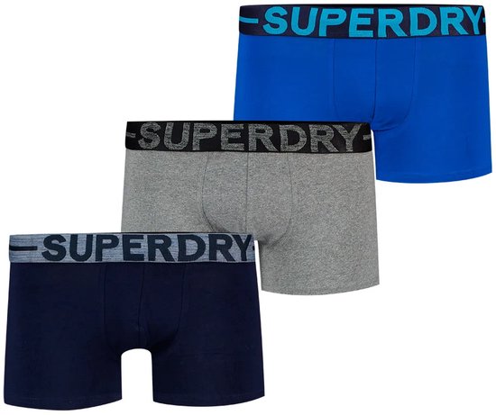 Trois boxers pour hommes Superdry : un bleu, un gris et un bleu marine. Ceinture élastique avec logo 'SUPERDRY'.