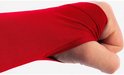 Gros plan d'un t-shirt rouge à manches longues avec une ouverture pour le pouce à la manche.