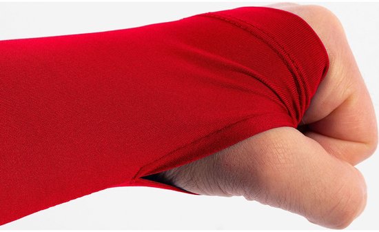 Gros plan d'un t-shirt rouge à manches longues avec une ouverture pour le pouce à la manche.