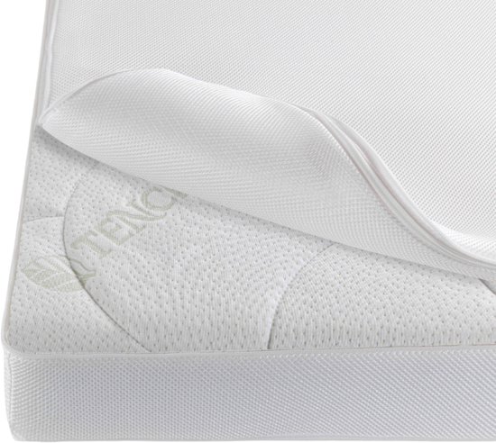Witte matras met opengeritste topper, met deels zichtbaar TENCEL logo.