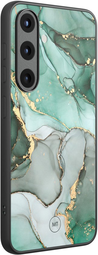 Côté d'une coque de téléphone noire aspect marbre vert et gris, avec des détails dorés.