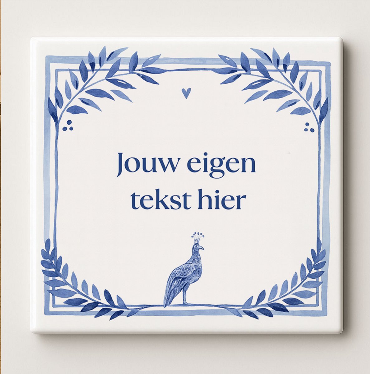 Bedruk King *Gepersonaliseerde Tekst Keramische Tegel met Blauwe Bloemenrand & Pauw Design – Custom Quote Wanddecoratie Cadeau, 15 x 15 cm Wit