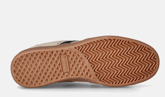Onderkant van beige sneaker met visgraat profiel en Jack & Jones logo.