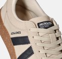 Detail van Jack & Jones sneaker in beige suède met zwarte accenten.