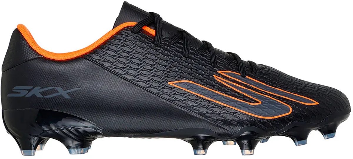 Zwarte Skechers Club Mg voetbalschoenen met oranje accenten, lichtgewicht en ontworpen voor precisie op het veld.