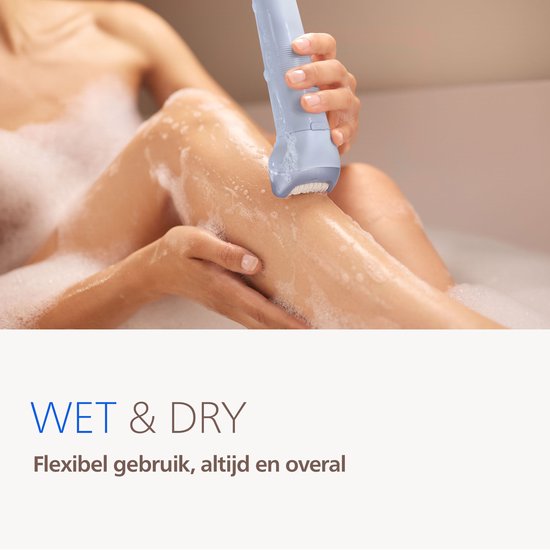 Vrouw scheert been in bad met een lichtblauwe epilator, Wet & Dry