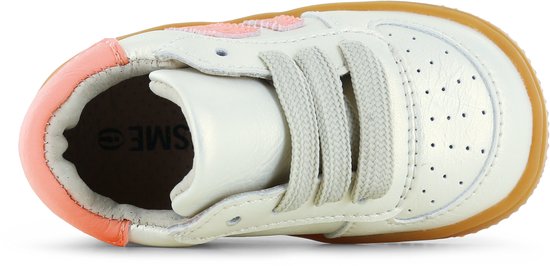 Bovenkant van een witte kindersneaker met roze accenten en bruine zool.