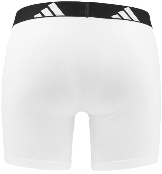 Achterkant van een witte Adidas boxer met zwarte tailleband met logo.
