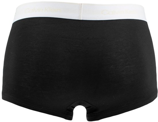 Zwarte Calvin Klein boxer met witte tailleband.