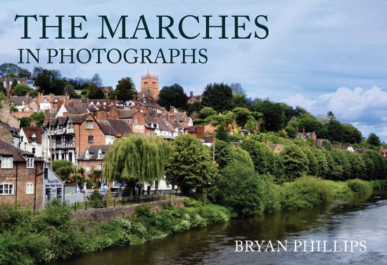 Couverture de livre : The Marches in Photographs par Bryan Phillips avec un village pittoresque au bord d'une rivière.