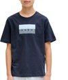 Jongen draagt een donkerblauw T-shirt met korte mouwen en een opdruk "JACK & JONES" in een lichtblauw en grijs kader.