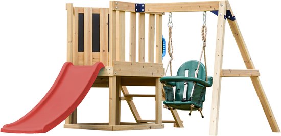 Structure de jeu en bois avec toboggan rouge, balançoire pour bébé et mur d'escalade, sur fond blanc.