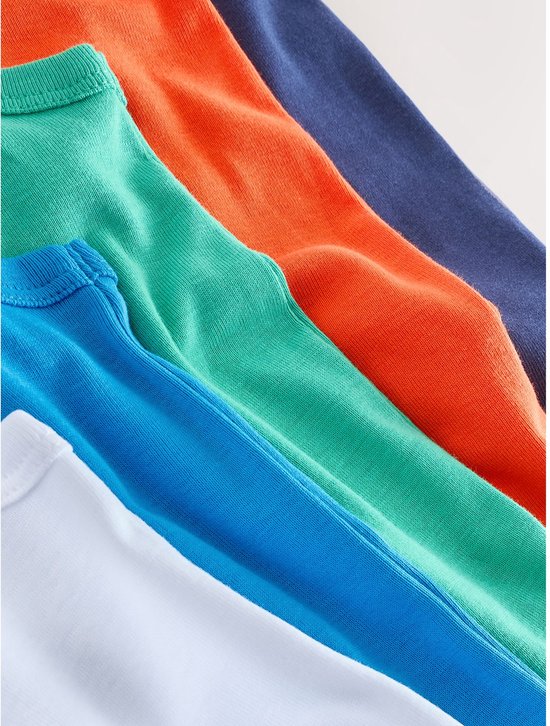 Rij van kinderhemdjes in verschillende kleuren: wit, blauw, groen, oranje en marineblauw.