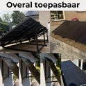 Set van zwarte zonnepanelen in verschillende opstellingen.