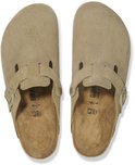 Bovenaanzicht van beige suède Birkenstock Boston slippers met gespen en merklogo.