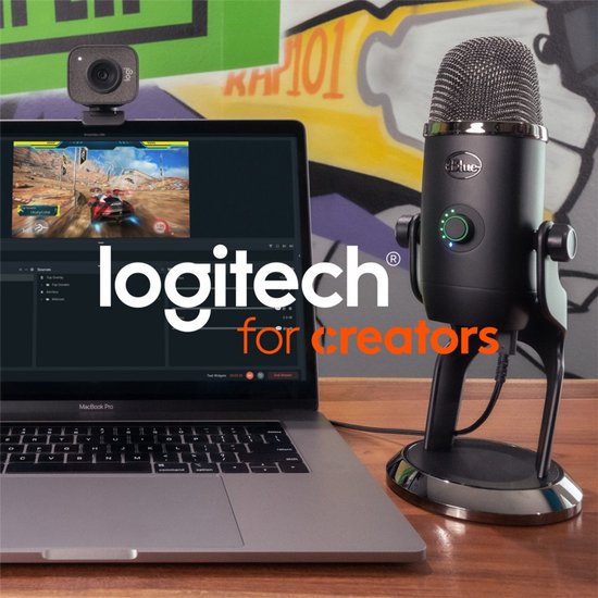 Webcam Logitech StreamCam à côté d'un ordinateur portable avec le logo Logitech for Creators, et un microphone noir.