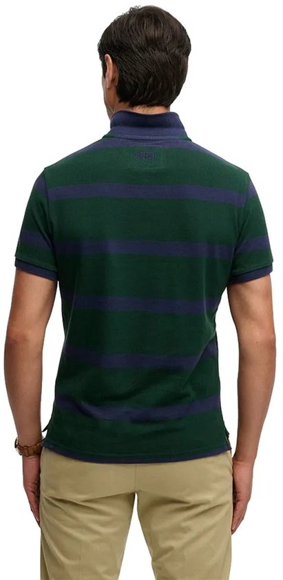 Donkergroene polo met marineblauwe strepen, gedragen door een man.
