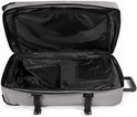 Openstaande grijze Eastpak koffer met zwart interieur en diverse opbergvakken.