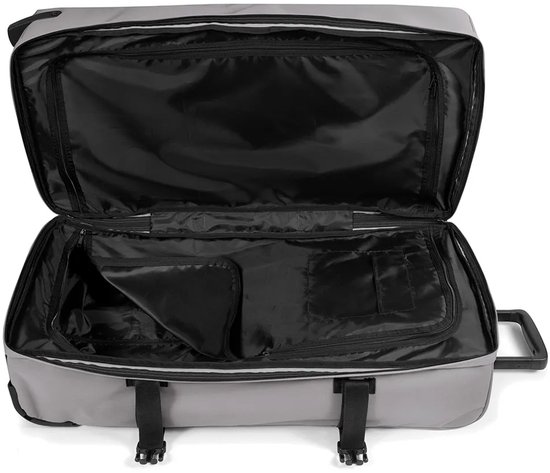 Openstaande grijze Eastpak koffer met zwart interieur en diverse opbergvakken.