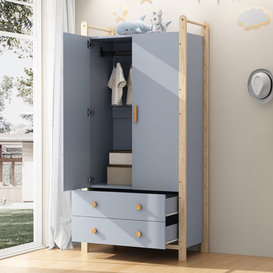Lichtblauwe kledingkast met houten frame, twee deuren, kledingroede en twee lades met ronde knoppen.
