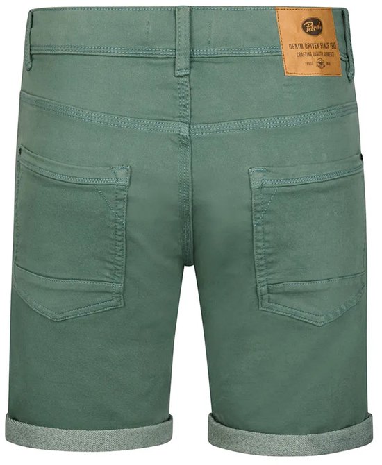 Achterkant van groene slim fit stretch denim shorts met opgerolde zomen en een leren label met merklogo.