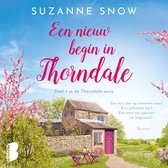 Boekcover 'Een nieuw begin in Thorndale' door Suzanne Snow. Een stenen huis met roze stoeltjes en een tafel ervoor, omringd door bloeiende bomen.
