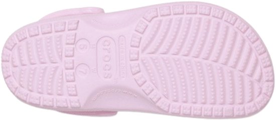 Onderkant van een lichtroze Crocs Classic instapper met profiel en merklogo.