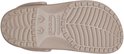 Onderkant van een taupekleurige Croc met "Crocs" logo en maat "5" en "7".