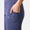Detail van een paarse legging met steekzak en een discreet logo.