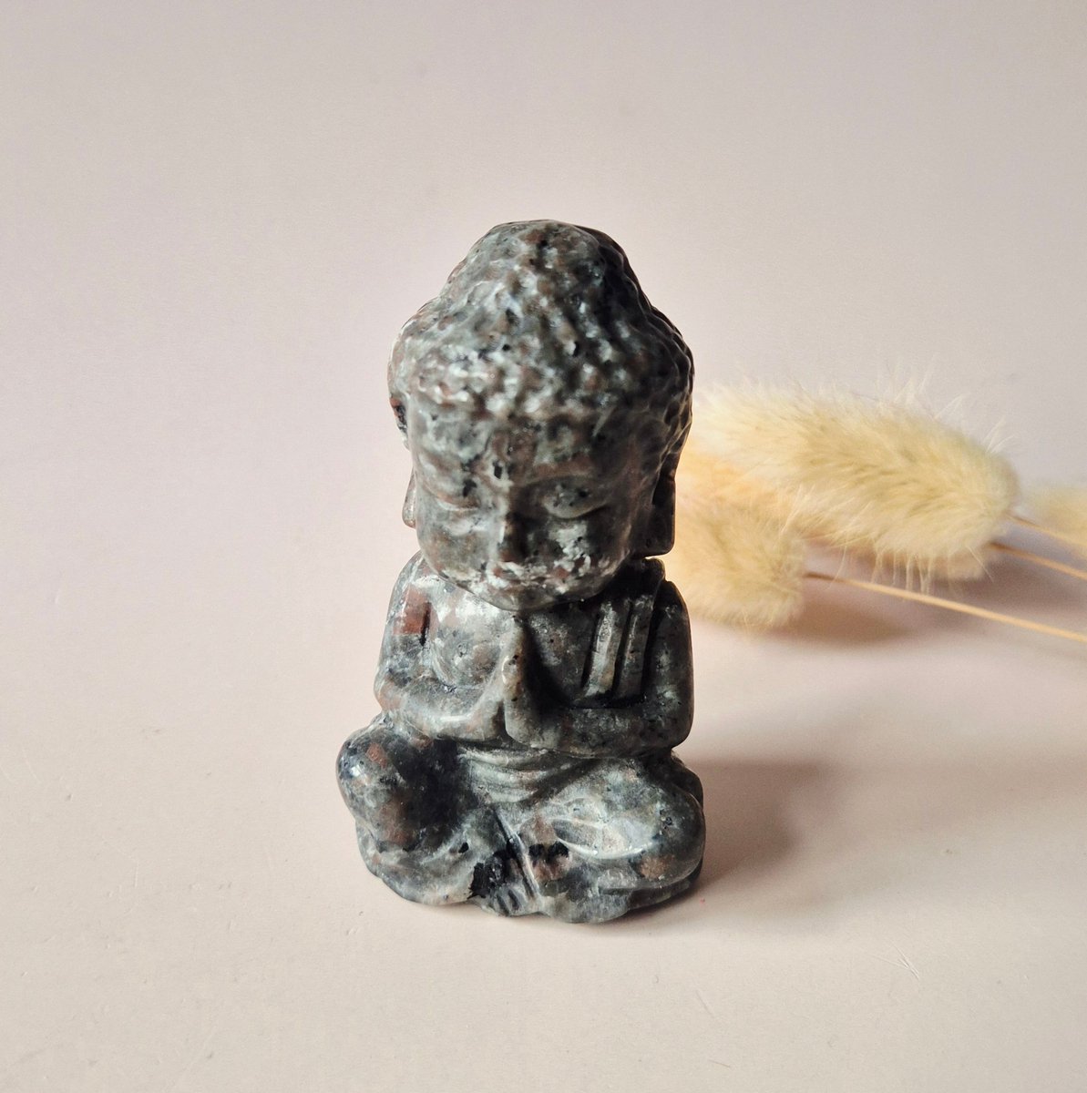 Yooperlite Edelsteen Buddha – 8 cm (UV Reactief)
