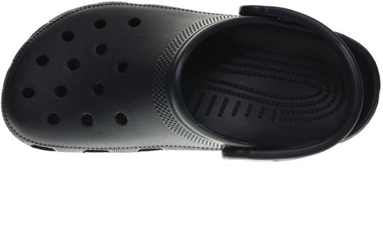 Une Crocs Clog bleu marine, vue de dessus, avec des perforations sur le devant et une bride réglable.