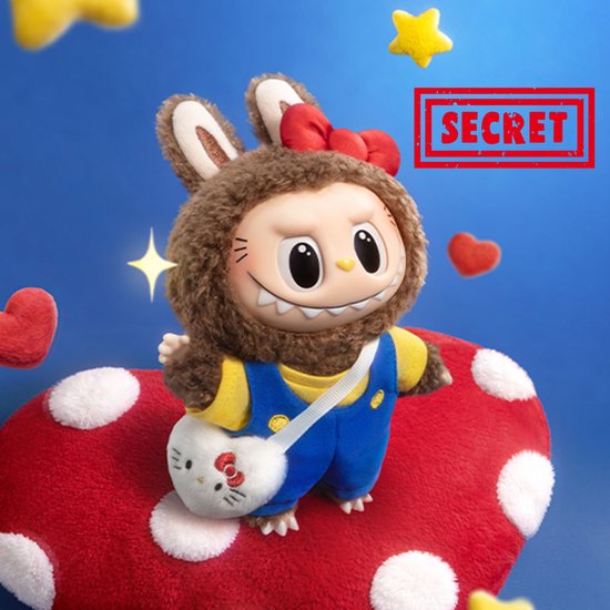 Labubu Pompompurin met bruine, harige outfit, gele salopette en witte Hello Kitty tas.