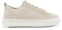 Crème suède lage sneaker met beige veters en dikke, geribbelde off-white zool.