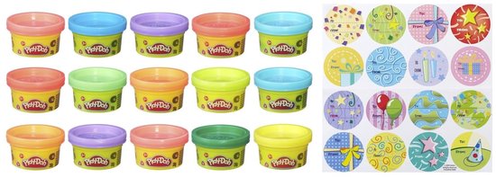 Vijftien potjes Play-Doh in regenboogkleuren, met een velstickers met feestelijke patronen zoals cadeaus, ballonnen en confetti.