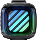 Zijkant van een zwarte Soundcore speaker met gestreept lichtgevend element in blauw-groen.