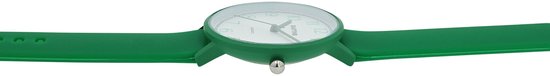 Groen horloge met groene band, zilverkleurige kroon en witte wijzerplaat met groene cijfers.
