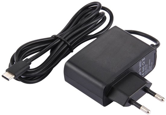 Zwarte Nintendo Switch oplader met EU stekker en een opgerolde zwarte USB-C kabel met connector.