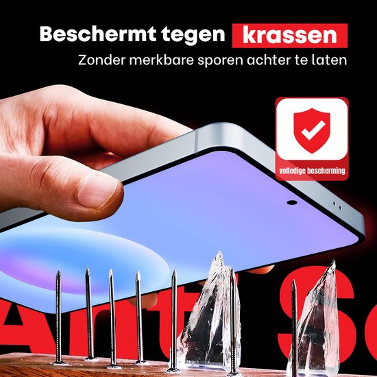 Hand houdt smartphone vast. Scherpe spijkers en glasscherven worden getoond, die de bescherming tegen krassen benadrukken.