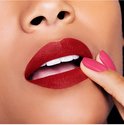 Matte rode lippenstift van Maybelline SuperStay Matte Ink op een mond.