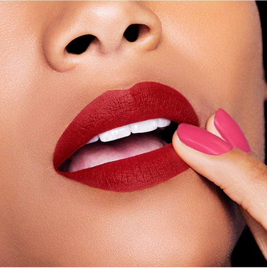 Matte rode lippenstift van Maybelline SuperStay Matte Ink op een mond.