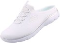 Witte Skechers instapper met zilveren accenten, mesh bovenwerk en trekkoord details. Het Skechers logo is zichtbaar.