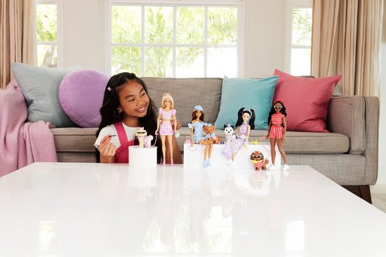 Barbie Matchende Aziatische Outfits Met Een Hondenpop Paars — afbeelding 5