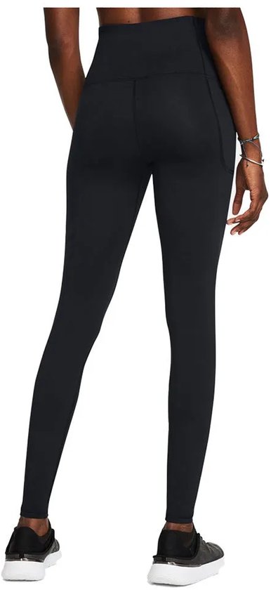 Achterkant van een zwarte legging met hoge taille die door een model wordt gedragen met zwarte sportschoenen.